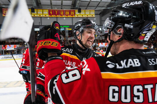 Luleås Eetu Koivistoinen och Luleås Erik Gustafsson jublar