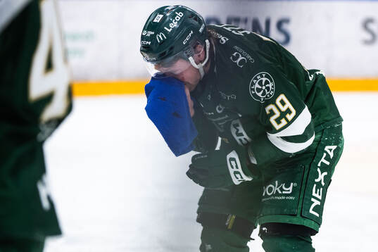 Färjestads Oskar Steen har ont