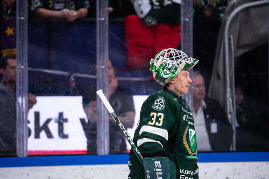 Färjestads målvakt Emil Larmi deppar