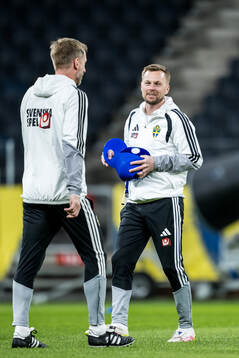 Assistant coach Sebastian Larsson and head coach Graham