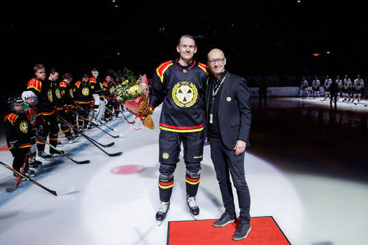 Brynäs Oskar Lindblom hyllas för 300 matcher av Brynäs