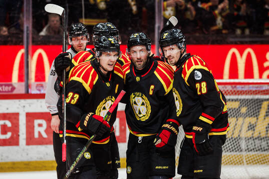 Brynäs Johan Larsson jublar med Jakob Silfverberg och