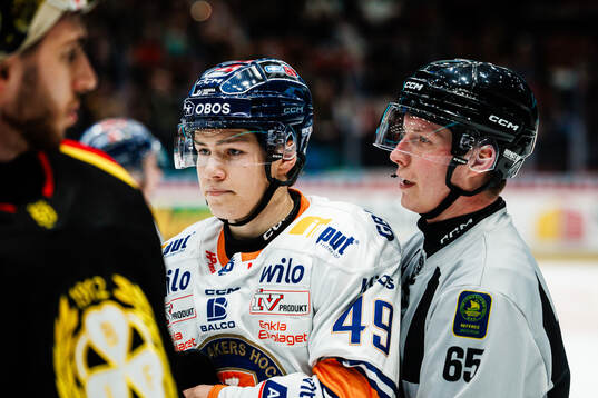Växjös Leo Sahlin Wallenius och Linjedomare Rasmus