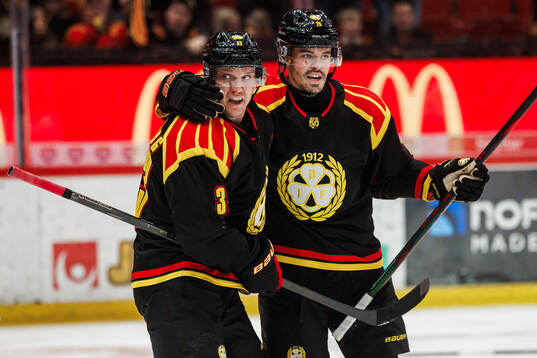 Brynäs Jakob Silfverberg jublar med Axel Andersson