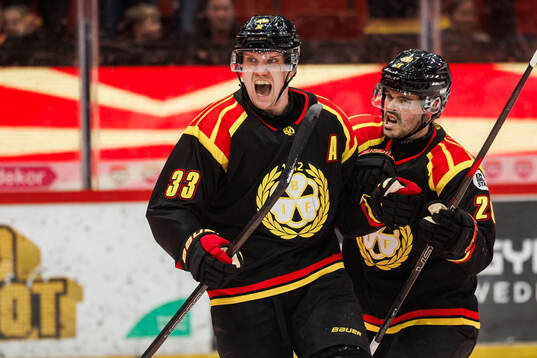 Brynäs Jakob Silfverberg jublar med Axel Andersson