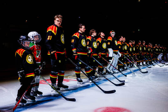 Brynäs Jakob Silfverberg med lagkamrater