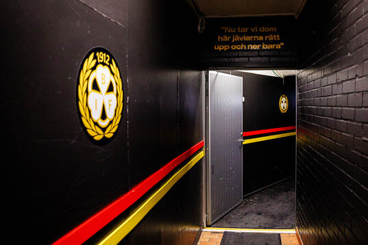 Ett citat ovanför Brynäs spelargång i Monitor ERP Arena