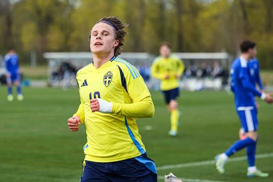 Love Arrhov of Sweden celebrates