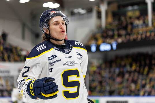 Södertäljes Leevi Teissala jublar