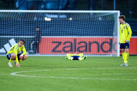 Players of Sweden look dejected