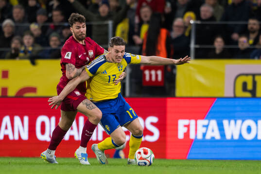 Jakub Kaminski of Poland and Viktor Gyökeres of Sweden