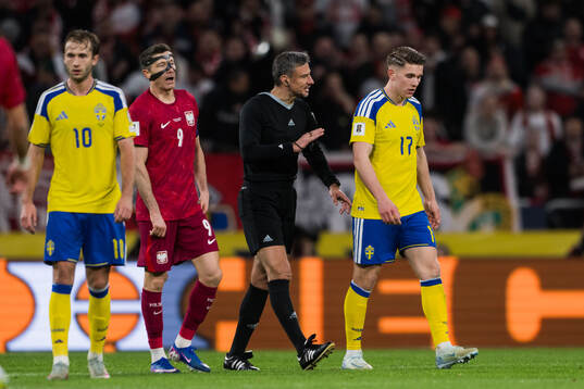 Referee Slavko Vincic and Viktor Gyökeres of Sweden