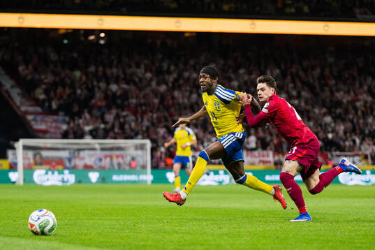 Anthony Elanga of Sweden and Nicola Zalewski of Poland