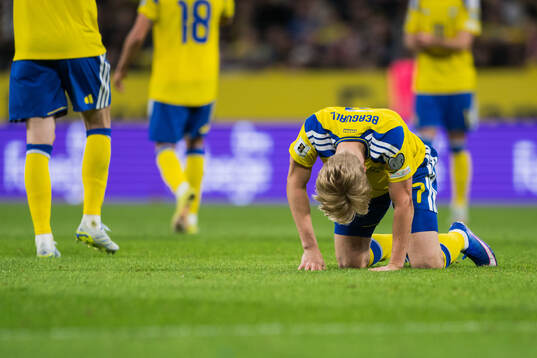 Lucas Bergvall of Sweden in pain