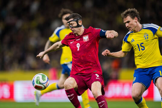 Robert Lewandowski of Poland and Carl Starfelt of Sweden