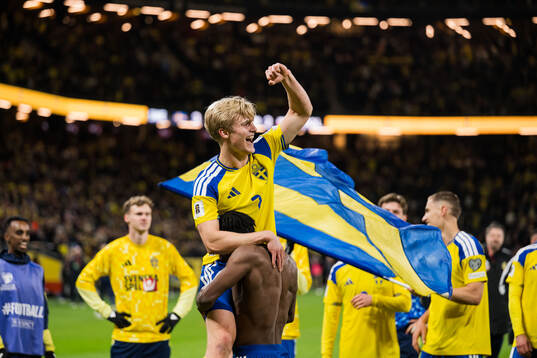 Anthony Elanga and Lucas Bergvall of Sweden celebrates