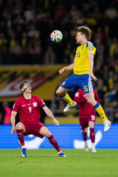 Robert Lewandowski of Poland and Carl Starfelt of Sweden