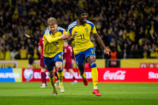 Anthony Elanga of Sweden celebrates with Daniel Svensson