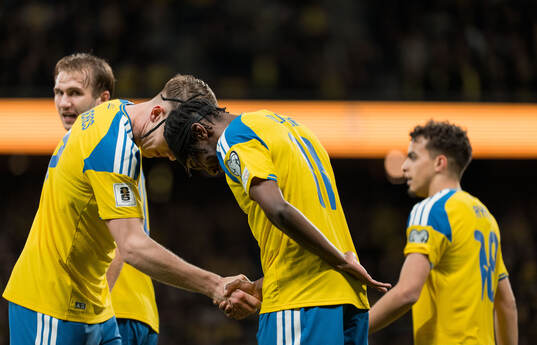 Viktor Gyökeres and Anthony Elanga of Sweden celebrate
