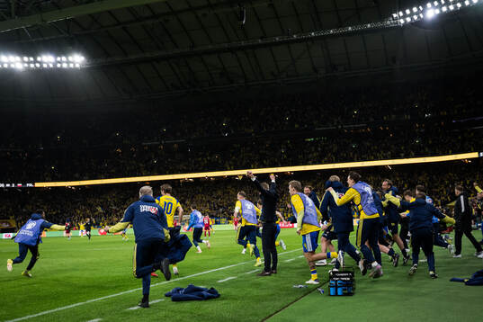Players and head coach Graham Potter of Sweden celebrate