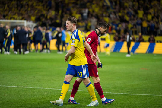 Viktor Gyökeres of Sweden and Robert Lewandowski of Poland