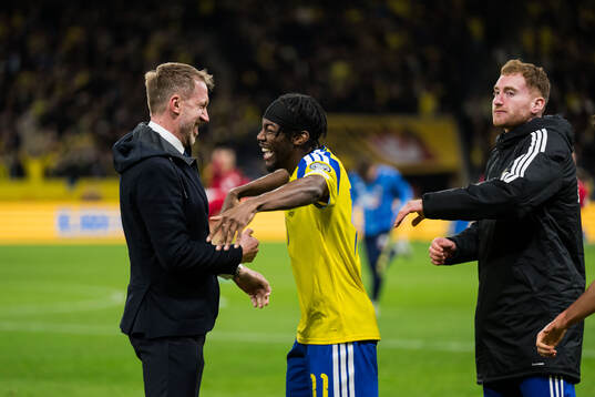 Head coach Graham Potter, Anthony Elanga and Dejan