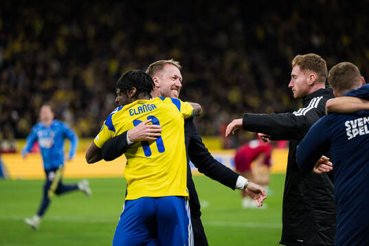 Head coach Graham Potter, Anthony Elanga and Dejan