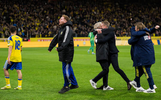Dejan Kulusevski and head coach Graham Potter of Sweden