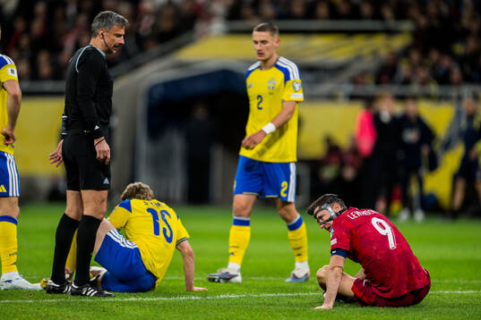 Carl Starfelt of Sweden and Robert Lewandowski of Poland