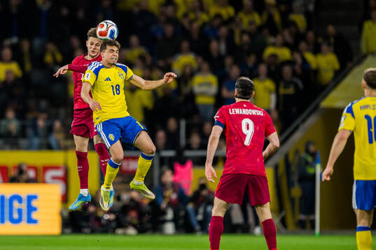 Sebastian Szymanski of Poland and Yasin Ayari of Sweden