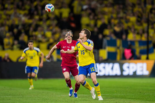 Robert Lewandowski of Poland and Carl Starfelt of Sweden