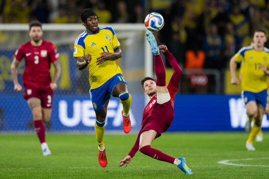 Anthony Elanga of Sweden and Sebastian Szymanski of Poland