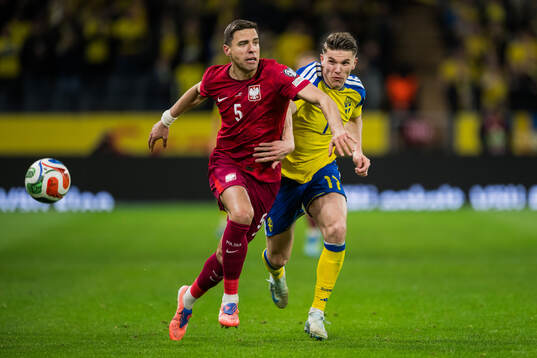 Jan Bednarek of Poland and Viktor Gyökeres of Sweden