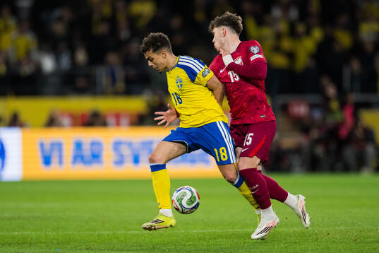 Yasin Ayari of Sweden and Oskar Pietuszewski of Poland