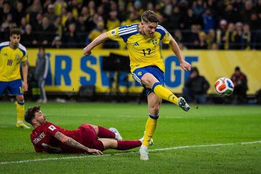 Viktor Gyökeres of Sweden scores 3-2