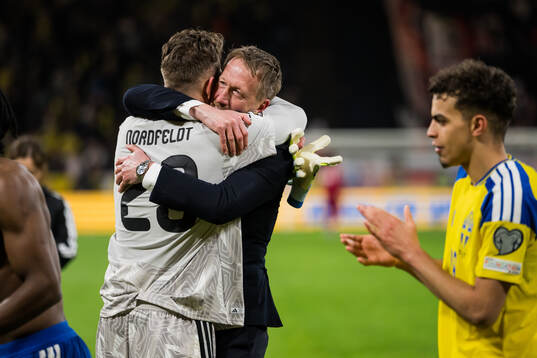 Goalkeeper Kristoffer Nordfeldt and Head coach Graham