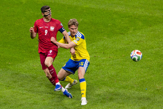 Robert Lewandowski of Poland and Carl Starfelt of Sweden