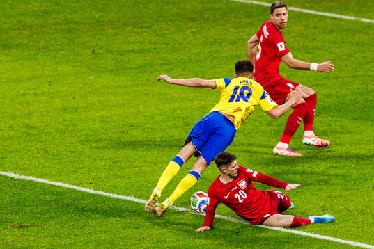 Yasin Ayari of Sweden and Sebastian Szymanski of Poland