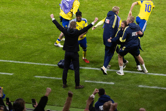 Anthony Elanga and Head coach Graham Potter of Sweden