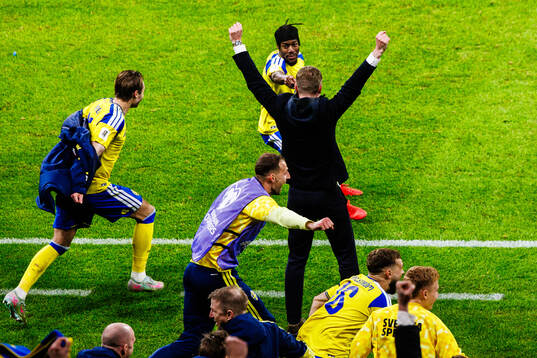 Anthony Elanga and head coach Graham Potter of Sweden