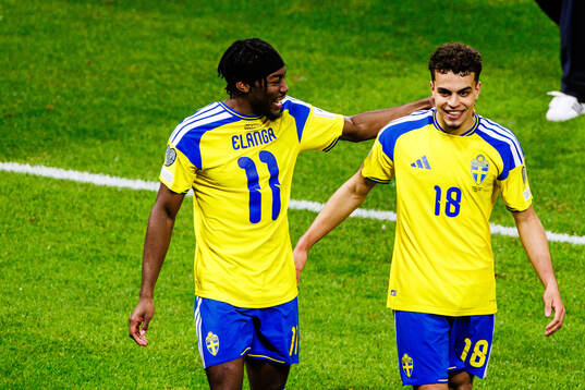 Anthony Elanga and Yasin Ayari of Sweden celebrates