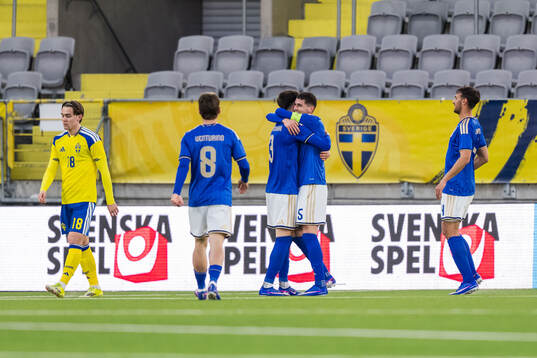 Oscar Sjöstrand of Sweden looks dejected and Davide