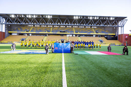 Players of Sweden and Italy
