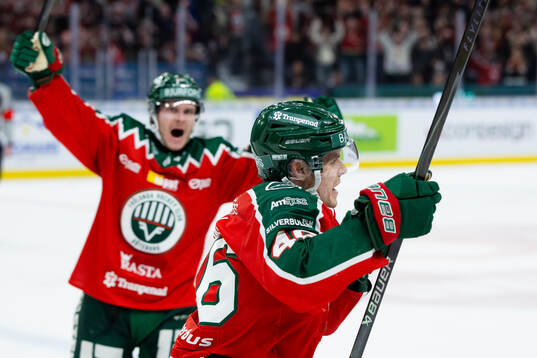 Frölundas Dominik Egli jublar ihop med Arttu Ruotsalainen