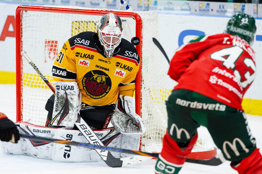 Frölundas Tom Nilsson skjuter 2-0 på Luleås målvakt