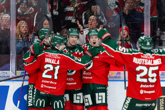 Frölundas Tom Nilsson jublar med lagkamrater