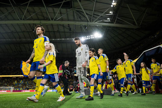 Victor Nilsson Lindelöf, goalkeeper Kristoffer Nordfeldt