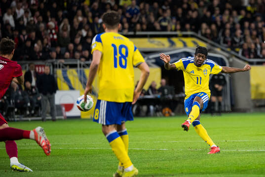 Anthony Elanga of Sweden scores the 1-0 goal
