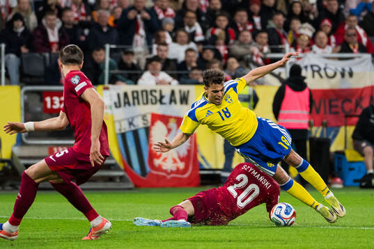 Yasin Ayari of Sweden and Sebastian Szymanski of Poland