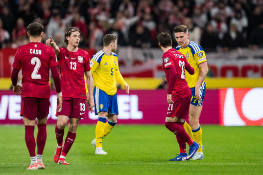 Nicola Zalewski of Poland and Viktor Gyökeres of Sweden